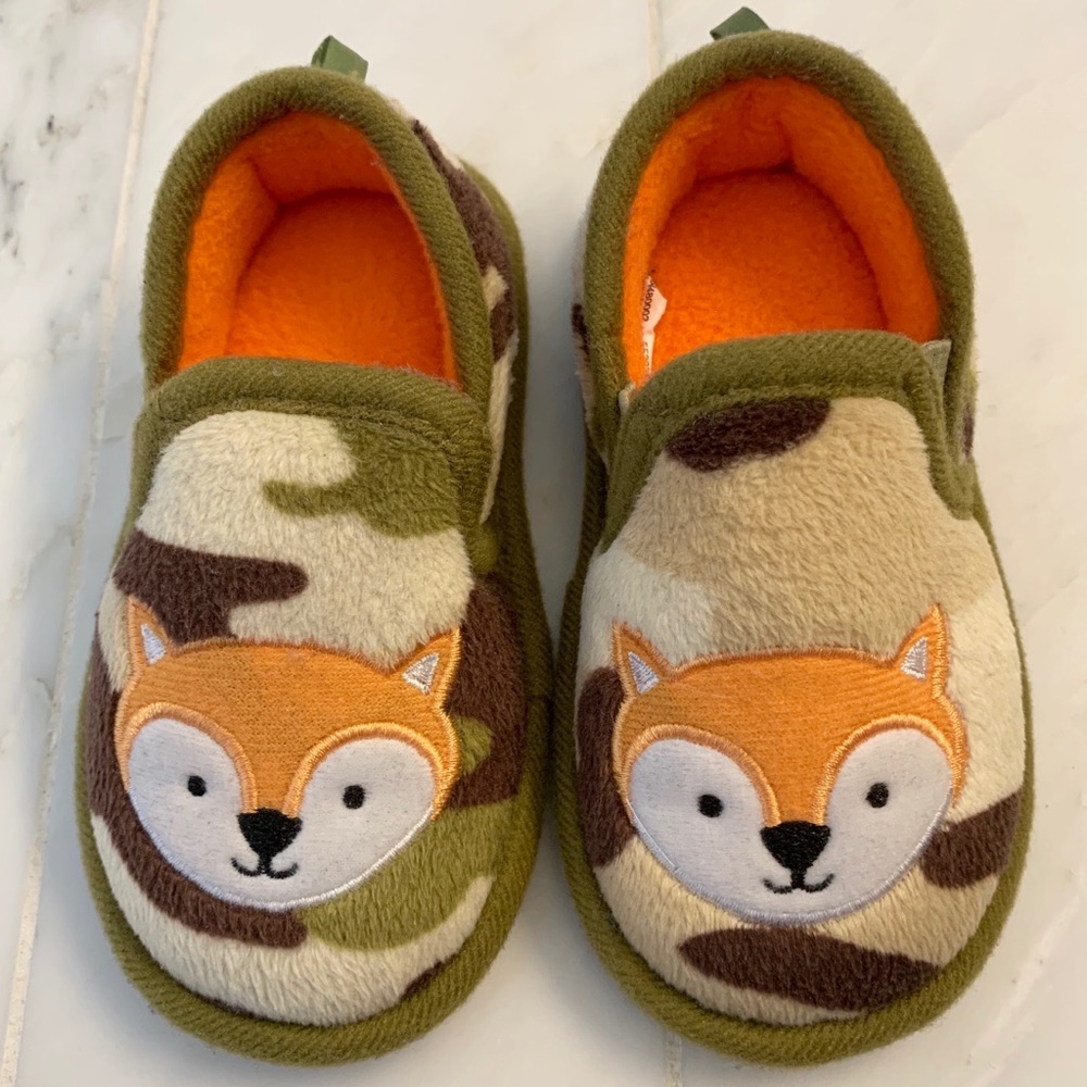 Adorable faux fur fox slip-ons {size 5-6}